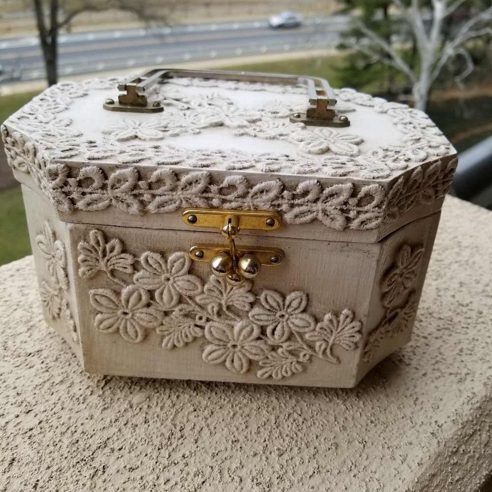 Vintage Retro molded and sculpted purse or handbag, Likely From 50s.